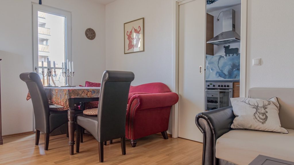 Immobilienangebot - Landshut - Alle - Moderne 2-Zimmer-Whg. mit Balkon, Einbauküche, Bad mit Fenster und TG-Stellplatz in Landshut-Nikola