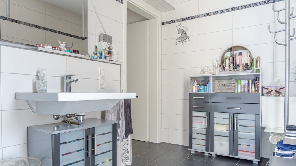 Immobilienangebot - Landshut - Alle - Moderne 2-Zimmer-Whg. mit Balkon, Einbauküche, Bad mit Fenster und TG-Stellplatz in Landshut-Nikola