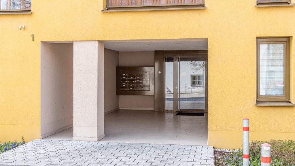 Immobilienangebot - Landshut - Alle - Moderne 2-Zimmer-Whg. mit Balkon, Einbauküche, Bad mit Fenster und TG-Stellplatz in Landshut-Nikola