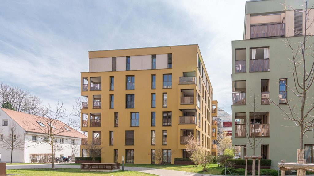Immobilienangebot - Landshut - Alle - Moderne 2-Zimmer-Whg. mit Balkon, Einbauküche, Bad mit Fenster und TG-Stellplatz in Landshut-Nikola