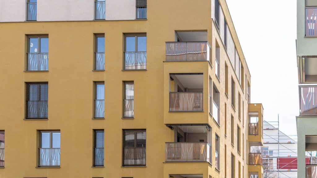 Immobilienangebot - Landshut - Alle - Moderne 2-Zimmer-Whg. mit Balkon, Einbauküche, Bad mit Fenster und TG-Stellplatz in Landshut-Nikola