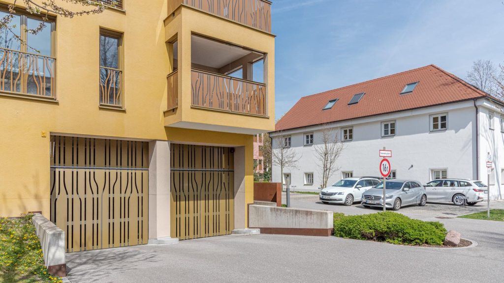 Immobilienangebot - Landshut - Alle - Moderne 2-Zimmer-Whg. mit Balkon, Einbauküche, Bad mit Fenster und TG-Stellplatz in Landshut-Nikola
