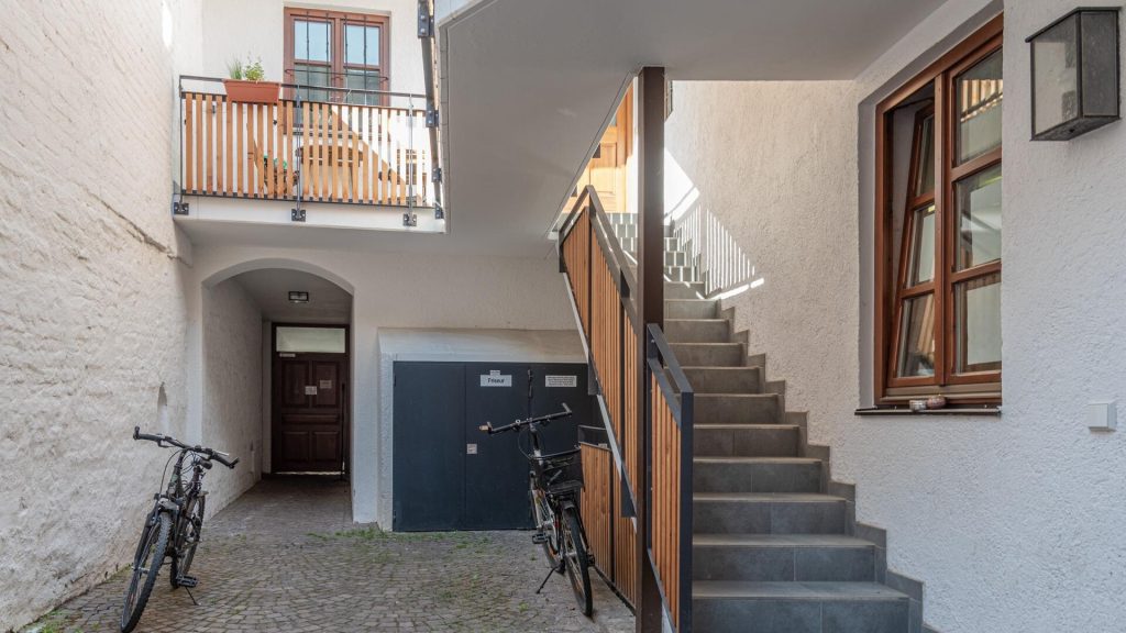Immobilienangebot - Landshut - Alle - Mitten in LA - ganz ruhig - zwei Etagen - Garten - Dachterrasse - Einbauküche - Kachelofen - TG