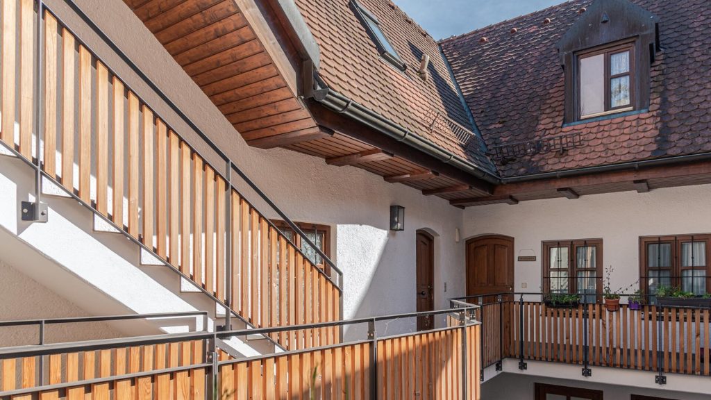 Immobilienangebot - Landshut - Alle - Mitten in LA - ganz ruhig - zwei Etagen - Garten - Dachterrasse - Einbauküche - Kachelofen - TG
