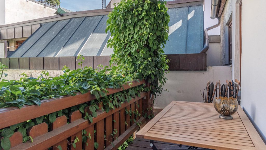 Immobilienangebot - Landshut - Alle - Mitten in LA - ganz ruhig - zwei Etagen - Garten - Dachterrasse - Einbauküche - Kachelofen - TG