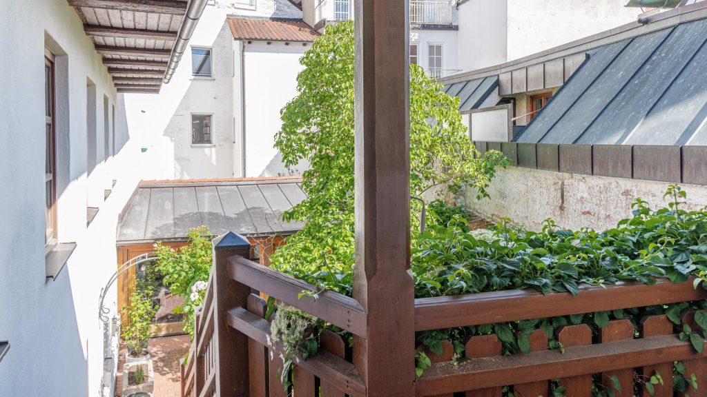 Immobilienangebot - Landshut - Alle - Mitten in LA - ganz ruhig - zwei Etagen - Garten - Dachterrasse - Einbauküche - Kachelofen - TG
