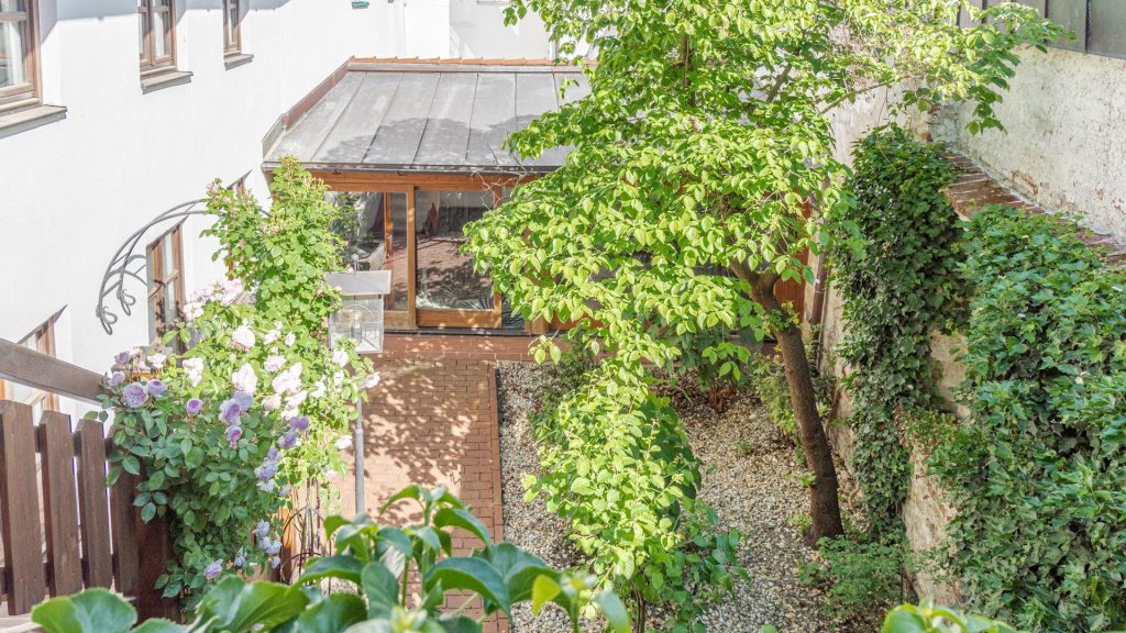 Immobilienangebot - Landshut - Alle - Mitten in LA - ganz ruhig - zwei Etagen - Garten - Dachterrasse - Einbauküche - Kachelofen - TG