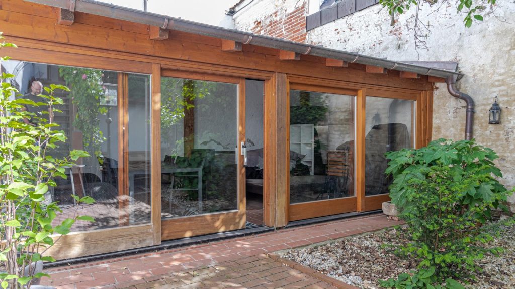 Immobilienangebot - Landshut - Alle - Mitten in LA - ganz ruhig - zwei Etagen - Garten - Dachterrasse - Einbauküche - Kachelofen - TG