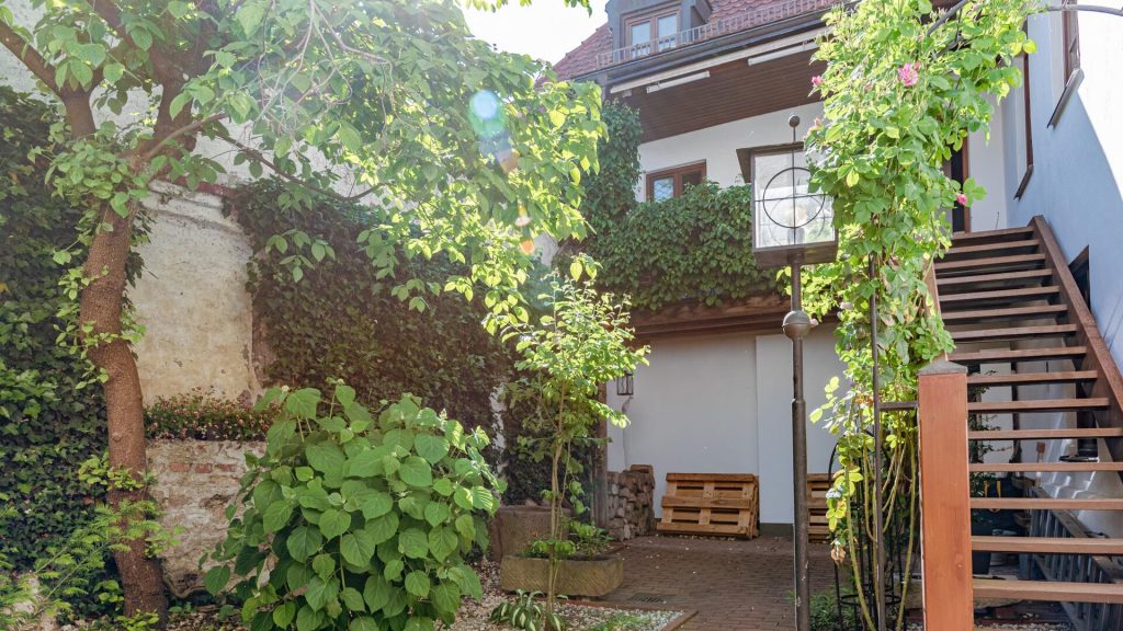 Immobilienangebot - Landshut - Alle - Mitten in LA - ganz ruhig - zwei Etagen - Garten - Dachterrasse - Einbauküche - Kachelofen - TG
