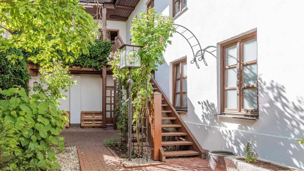 Immobilienangebot - Landshut - Alle - Mitten in LA - ganz ruhig - zwei Etagen - Garten - Dachterrasse - Einbauküche - Kachelofen - TG