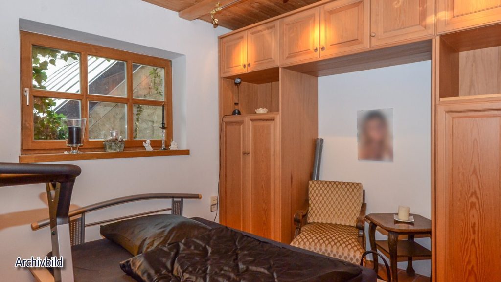 Immobilienangebot - Landshut - Alle - Mitten in LA - ganz ruhig - zwei Etagen - Garten - Dachterrasse - Einbauküche - Kachelofen - TG