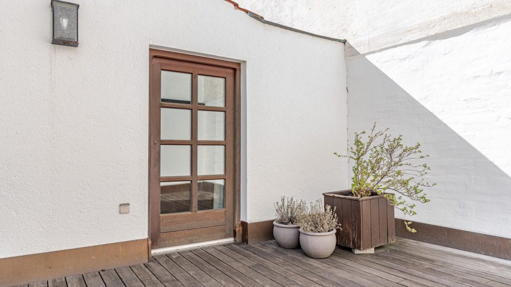 Immobilienangebot - Landshut - Alle - Mitten in LA - ganz ruhig - zwei Etagen - Garten - Dachterrasse - Einbauküche - Kachelofen - TG