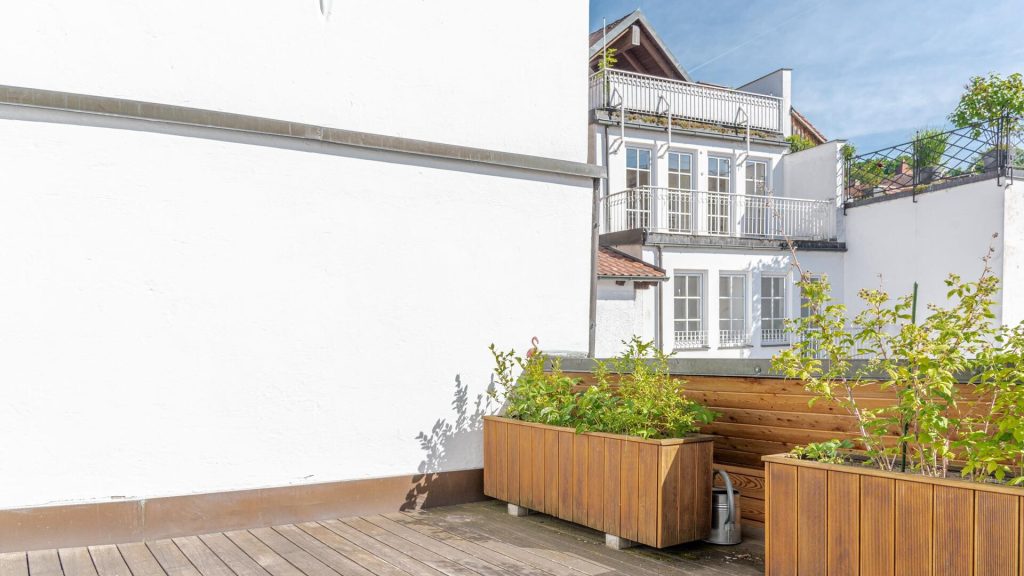 Immobilienangebot - Landshut - Alle - Mitten in LA - ganz ruhig - zwei Etagen - Garten - Dachterrasse - Einbauküche - Kachelofen - TG