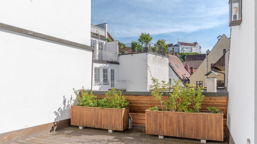 Immobilienangebot - Landshut - Alle - Mitten in LA - ganz ruhig - zwei Etagen - Garten - Dachterrasse - Einbauküche - Kachelofen - TG