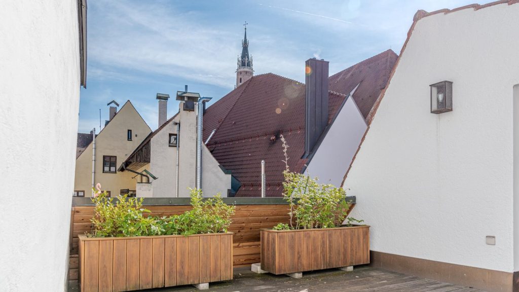 Immobilienangebot - Landshut - Alle - Mitten in LA - ganz ruhig - zwei Etagen - Garten - Dachterrasse - Einbauküche - Kachelofen - TG