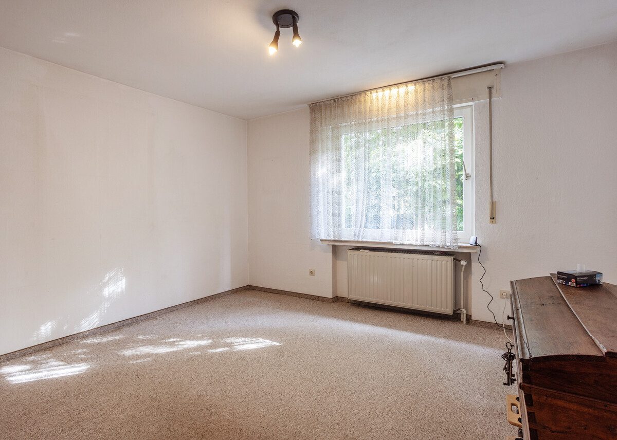 Schlafzimmer im Obergeschoss Immobilienangebot - Münster - Wohnen & Gewerbe - Große und extravagant geschnittene Immobilie mit ELW in Sackgassenlage am Wald von Hiltrup! (Erbbaurecht)
