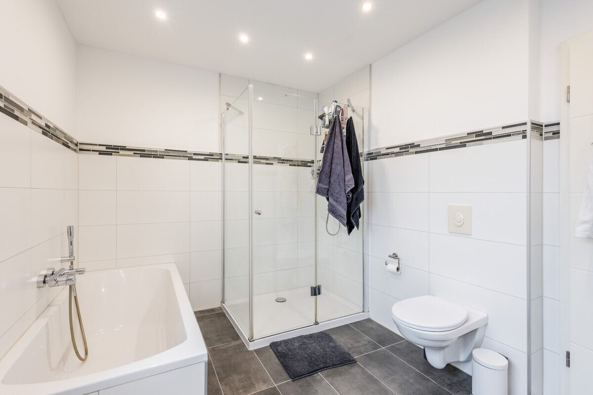 Immobilienangebot - Warendorf - Wohnen & Gewerbe - Renoviert, großzügig, hell - Hochparterrewohnung in Warendorf!