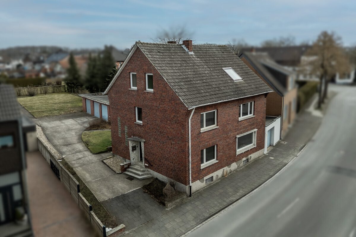 Immobilienangebot - Beckum / Neubeckum - Wohnen & Gewerbe - Zweifamilienhaus auf großem Grundstück!