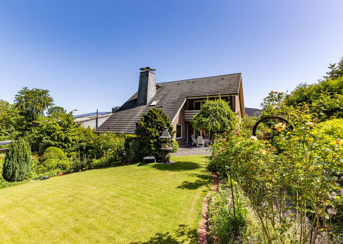 Rückansicht Immobilienangebot - Beckum / Neubeckum - Wohnen & Gewerbe - Familienglück im Grünen: Ihre Wohlfühloase in bester Wohnlage von Neubeckum!