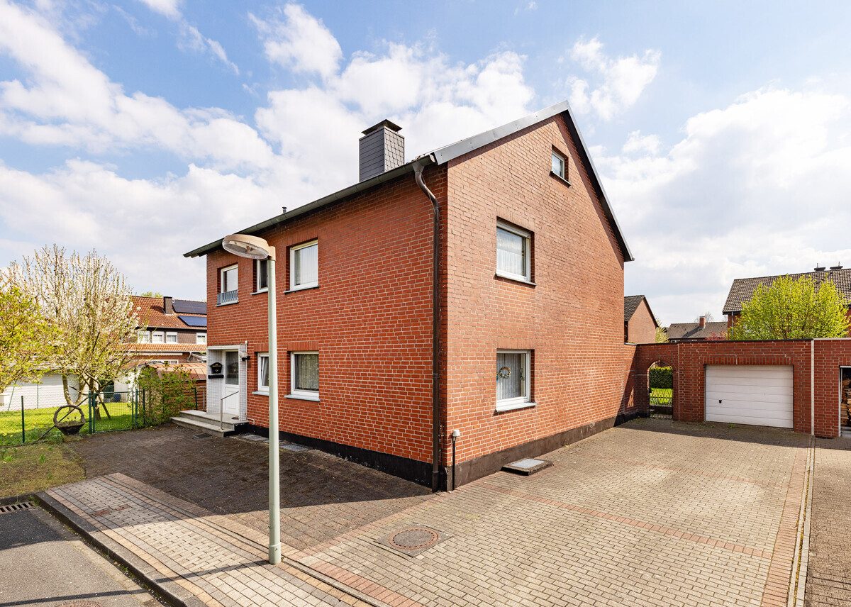 Hausansicht mit Garage Immobilienangebot - Drensteinfurt / Walstedde - Wohnen & Gewerbe - Großes Haus mit viel Potenzial (Erbbaurecht)!
