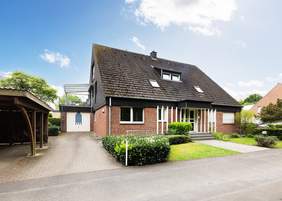 Vorderansicht Immobilienangebot - Munster - Wohnen & Gewerbe - Erdgeschosswohnung mit eigenem Garten!