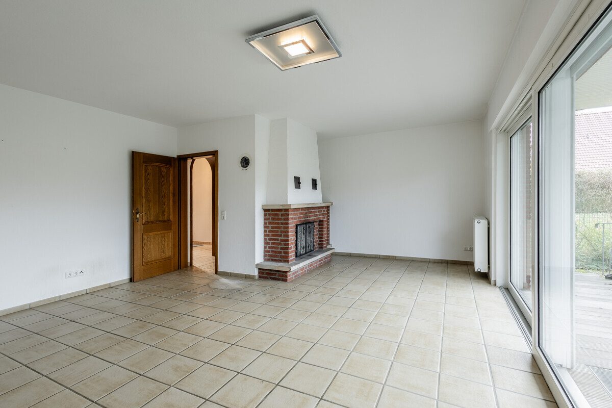 Wohnzimmer mit Kaminecke Immobilienangebot - Oelde - Wohnen & Gewerbe - Ein Haus mit vielen Möglichkeiten!