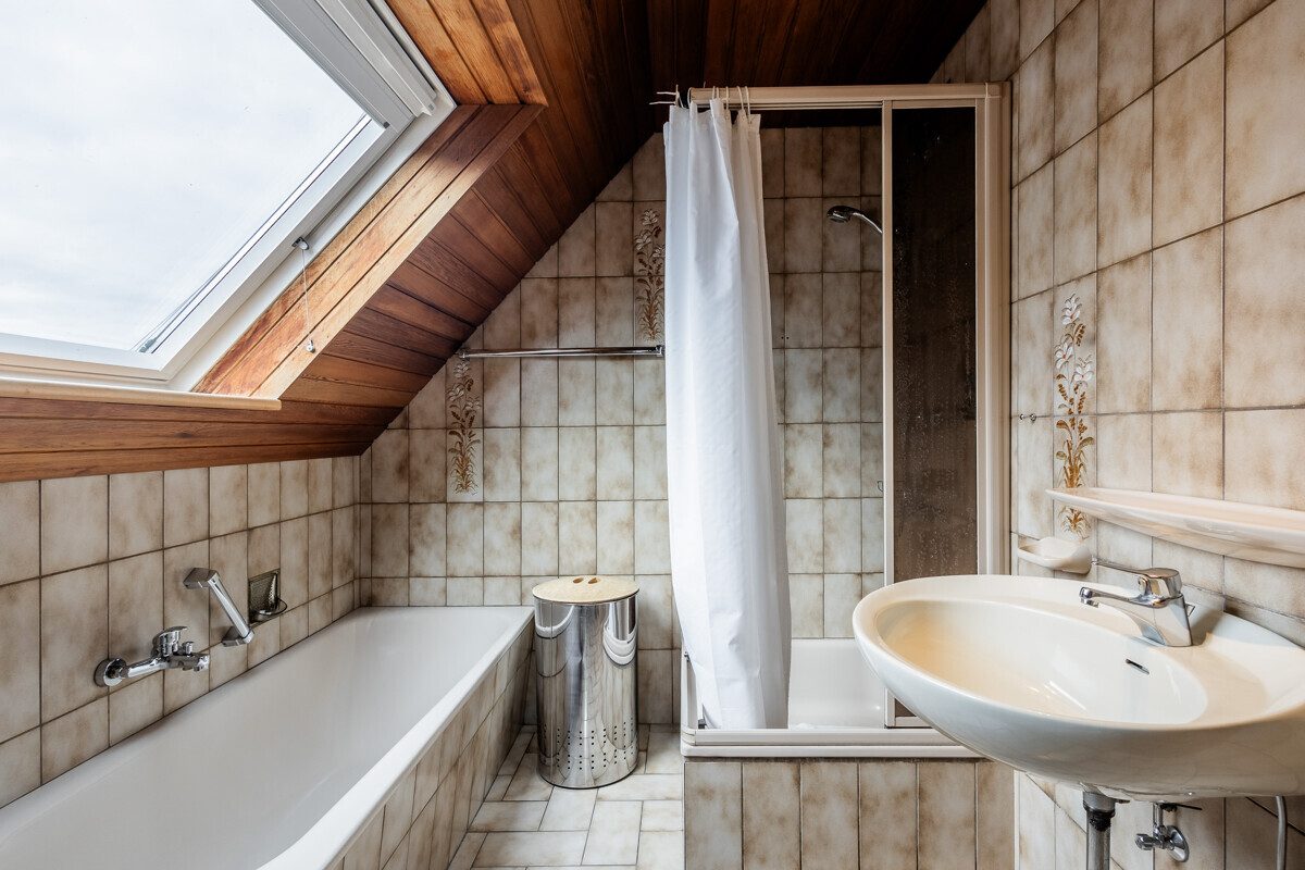 Badezimmer im Dachgeschoss Immobilienangebot - Oelde - Wohnen & Gewerbe - Ein Haus mit vielen Möglichkeiten!