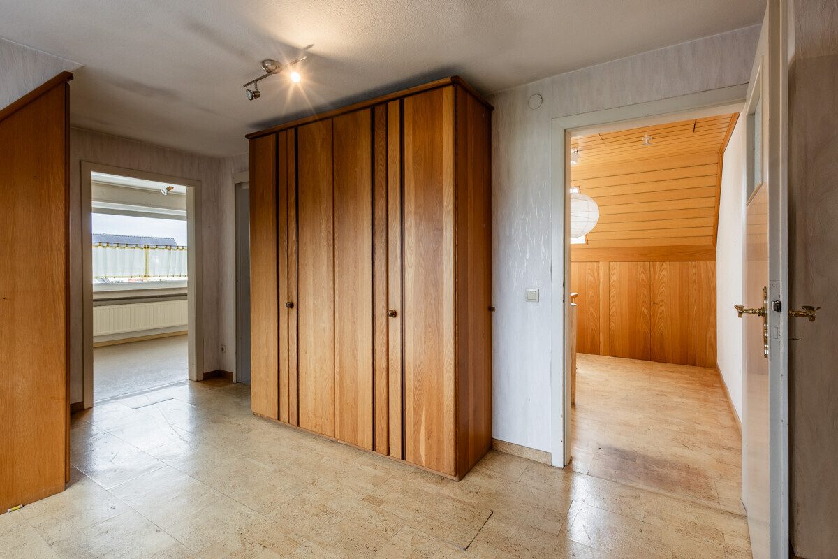 Diele im Dachgeschoss Immobilienangebot - Oelde - Wohnen & Gewerbe - Ein Haus mit vielen Möglichkeiten!