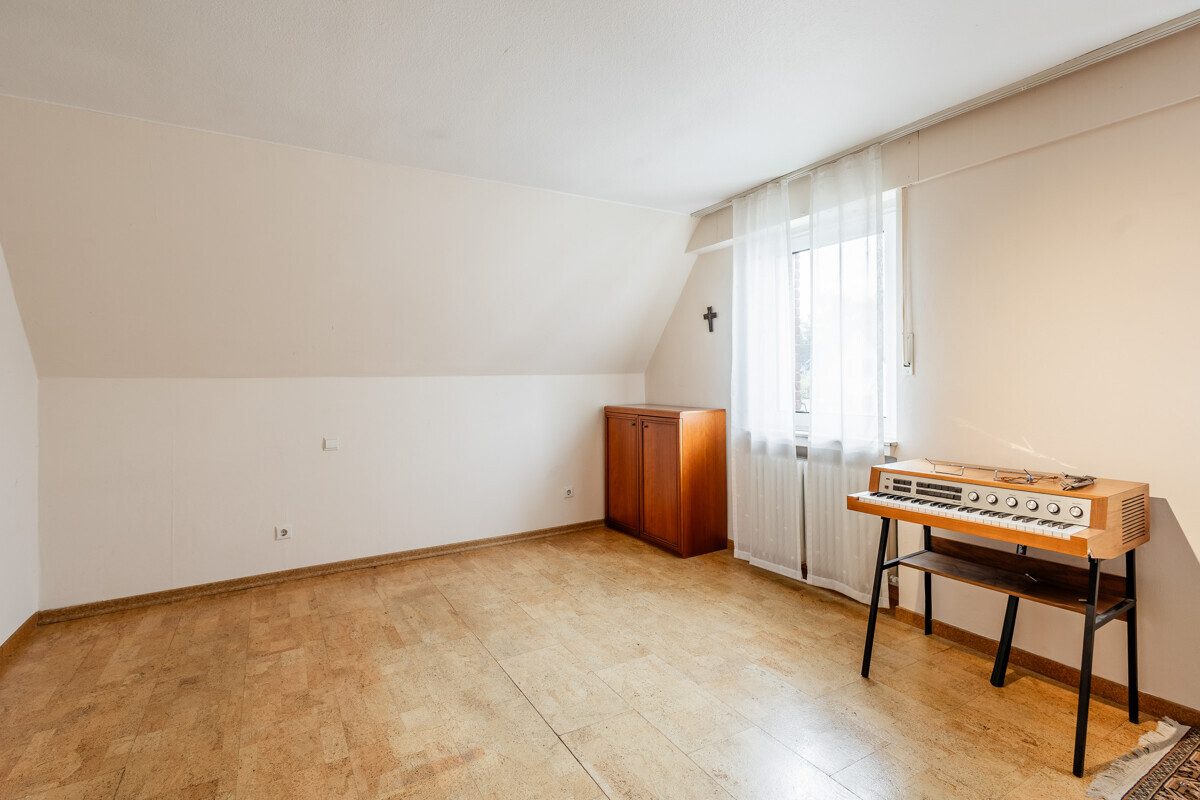 Schlafzimmer im Dachgeschoss Immobilienangebot - Oelde - Wohnen & Gewerbe - Ein Haus mit vielen Möglichkeiten!