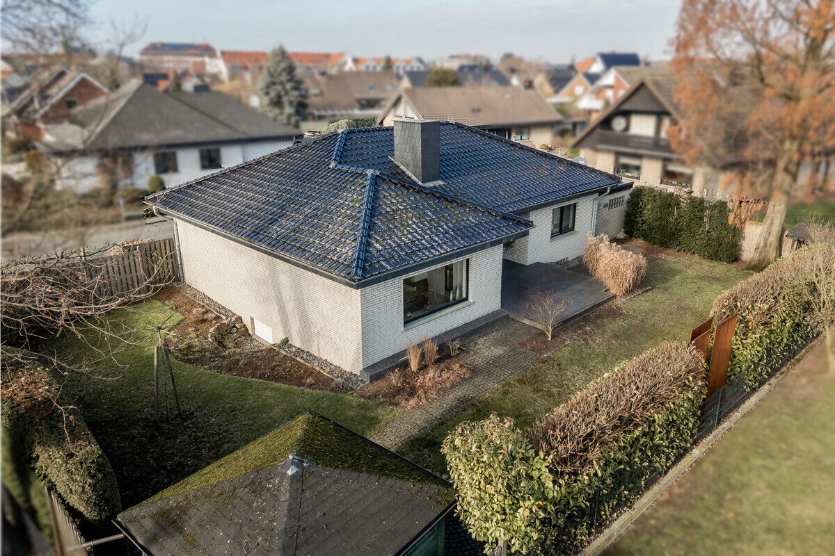 Süd-Ostansicht Immobilienangebot - Ennigerloh - Wohnen & Gewerbe - Schick und geschmackvoll - hier können Sie ohne Modernisierungsaufwand einziehen!