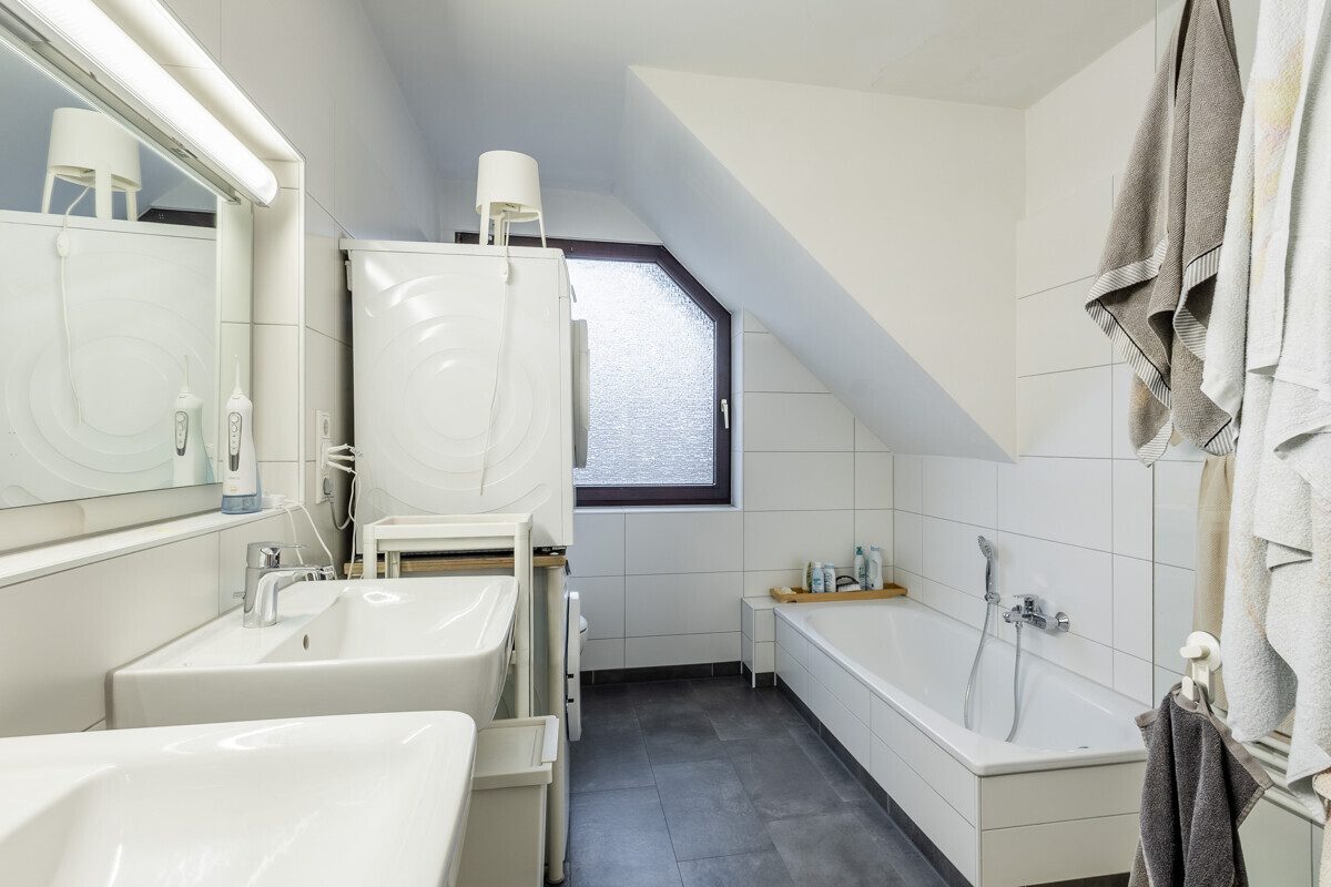 Badezimmer im Dachgeschoss Immobilienangebot - Sendenhorst / Albersloh - Wohnen & Gewerbe - Hier ist Ihr Kapital gut investiert!