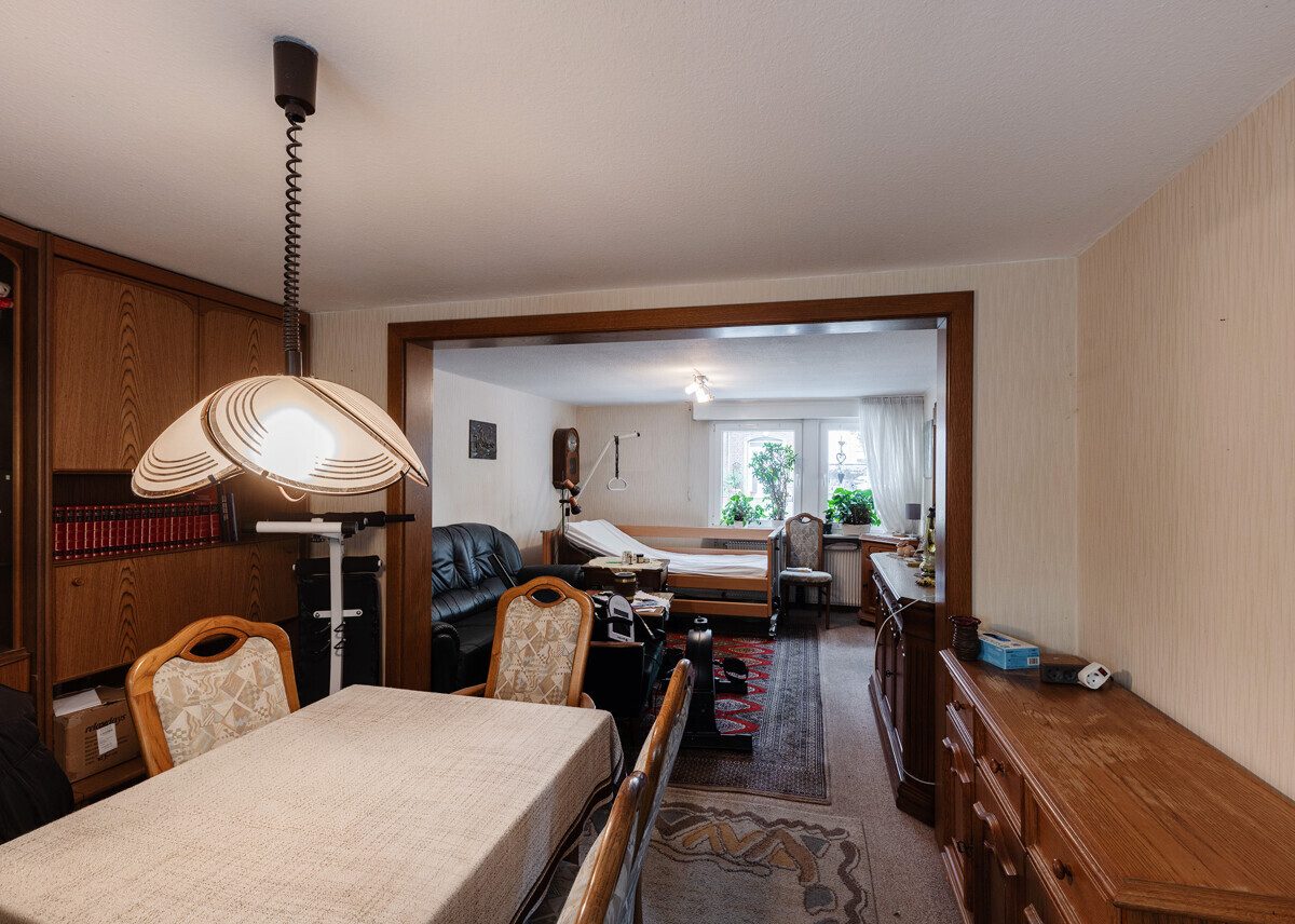 Wohn-/Esszimmer (EG) Immobilienangebot - Beckum - Wohnen & Gewerbe - Sanierungsbedürftiges Einfamilienhaus direkt in der Innenstadt!