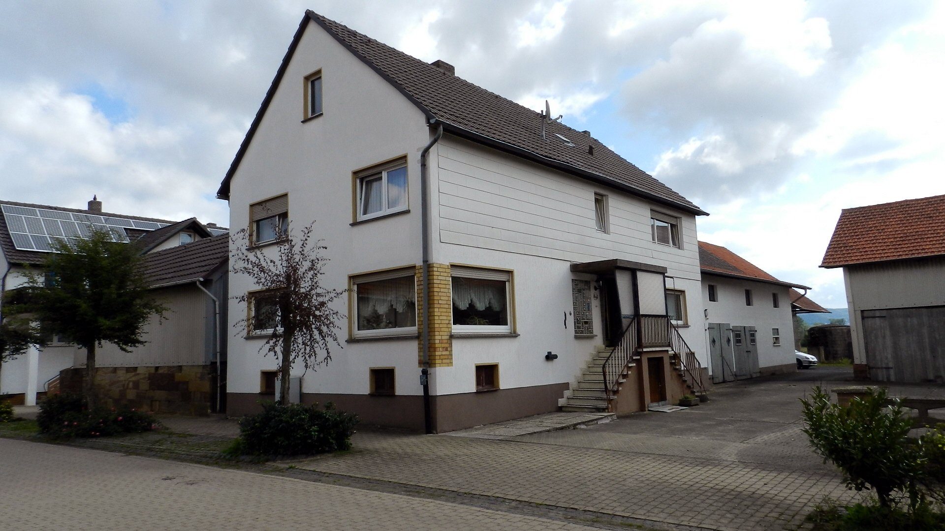 König Immobilien GmbH - Immobilienangebot - Wabern - Bauernhaus - Ehemaliger Bauernhof mit großem Grundstück, optimal für Wohnen und Tierhaltung! KEINE KÄUFERPROVISION