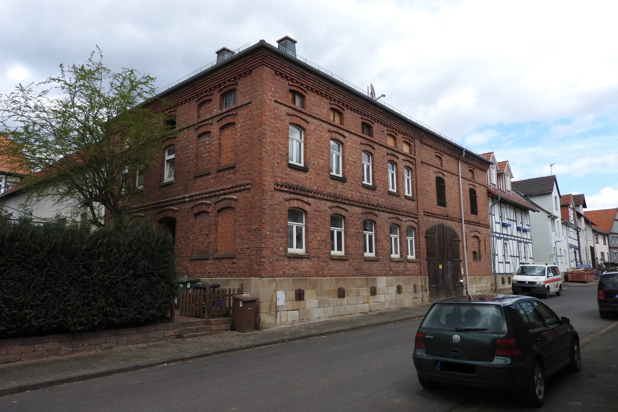 König Immobilien GmbH - Immobilienangebot - Immenhausen - Zweifamilienhaus - Viel Platz für Hund und Katz! ZFH mit Nebengebäude! - KEINE KÄUFERPROVISION -