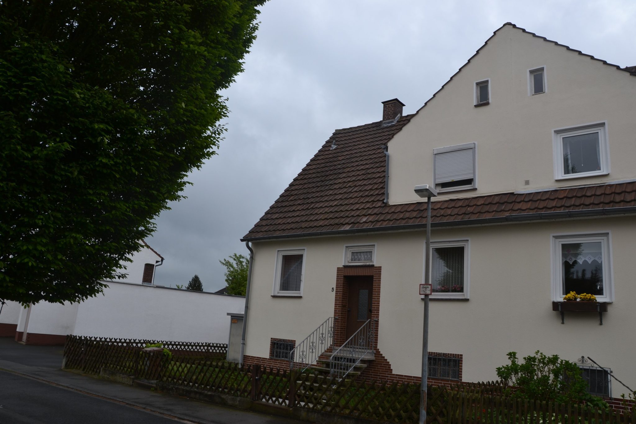 König Immobilien GmbH - Immobilienangebot - Baunatal - Doppelhaushälfte - Gepflegte Doppelhaushälfte mit schönem Grundstück in gefragter Lage von Großenritte! KEINE KÄUFERPROVISION