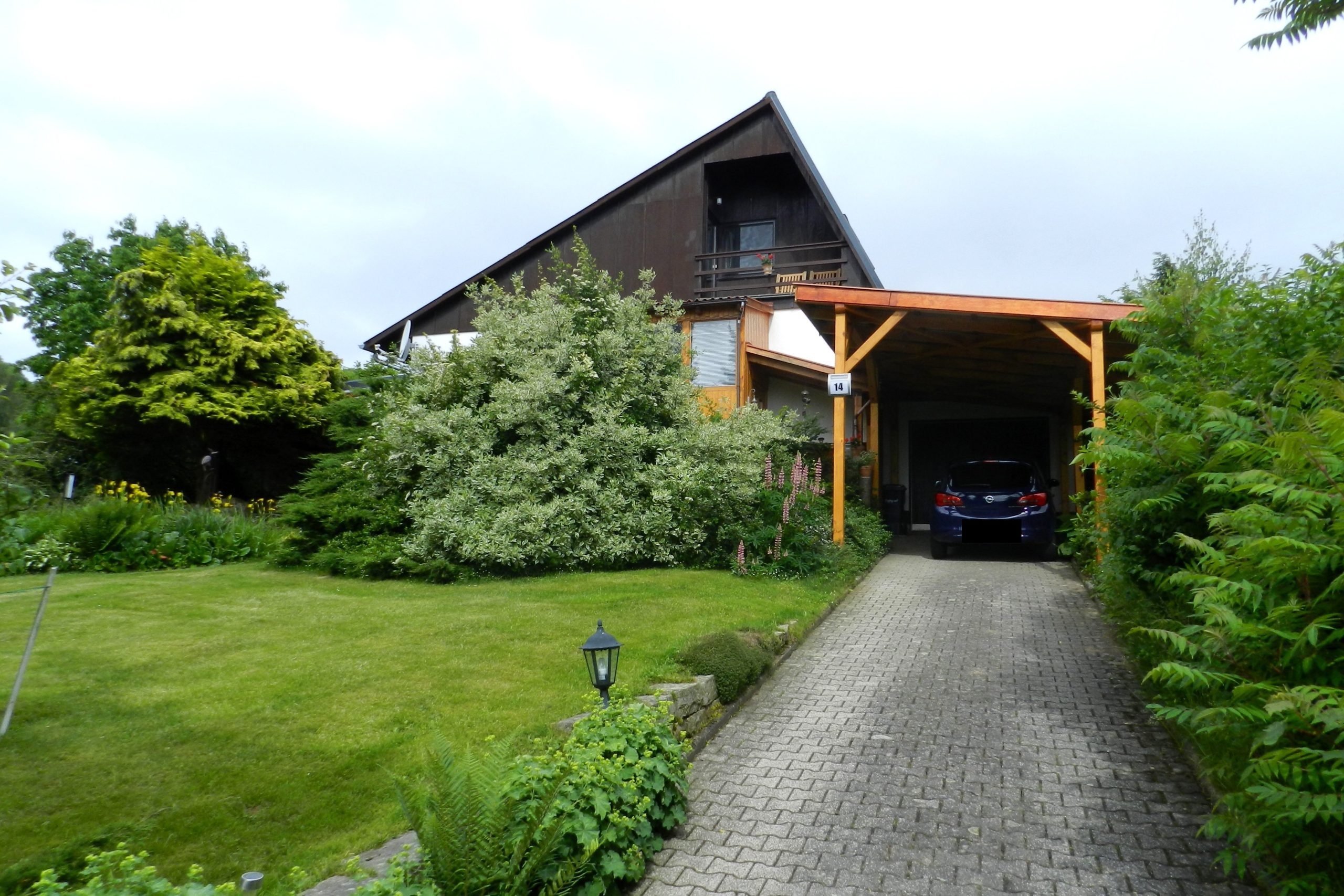König Immobilien GmbH - Immobilienangebot - Homberg - Einfamilienhaus - Jeden Tag wohnen wie im Urlaub: Gepflegtes Einfamilienhaus im Grünen! KEINE KÄUFERPROVISION