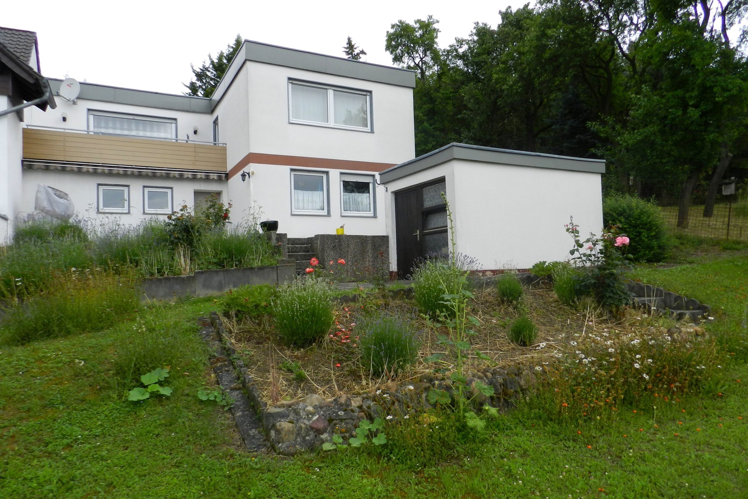 König Immobilien GmbH - Immobilienangebot - Fritzlar - Reiheneckhaus - Ideal für Paare oder kleine Familien: Reiheneckhaus in bester Lage! KEINE KÄUFERPROVISION