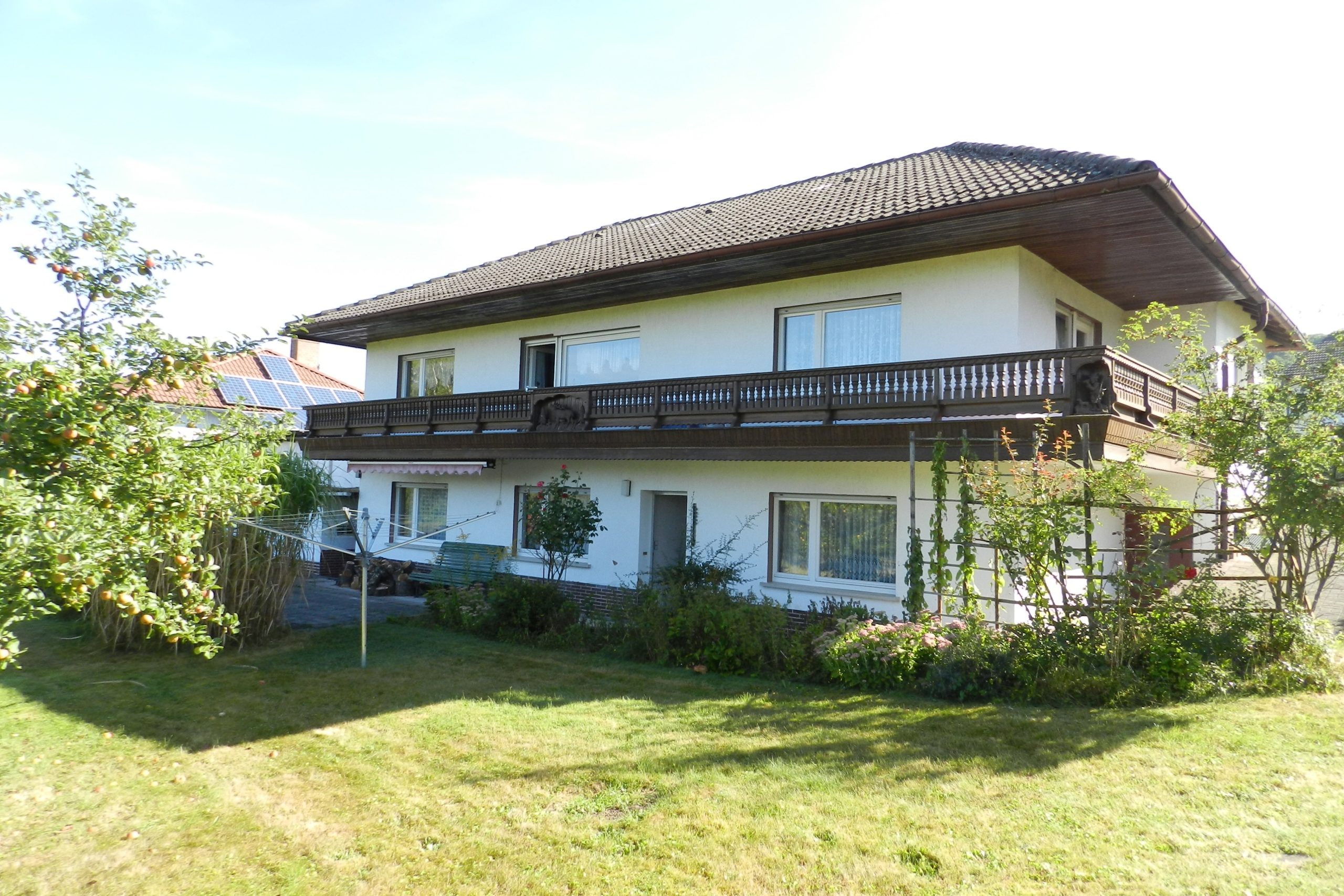 König Immobilien GmbH - Immobilienangebot - Frielendorf - Einfamilienhaus mit Einliegerwohnung - Familiendomizil im Grünen: Ein großzügiges Haus mit schönem Garten! KEINE KÄUFERPROVISION