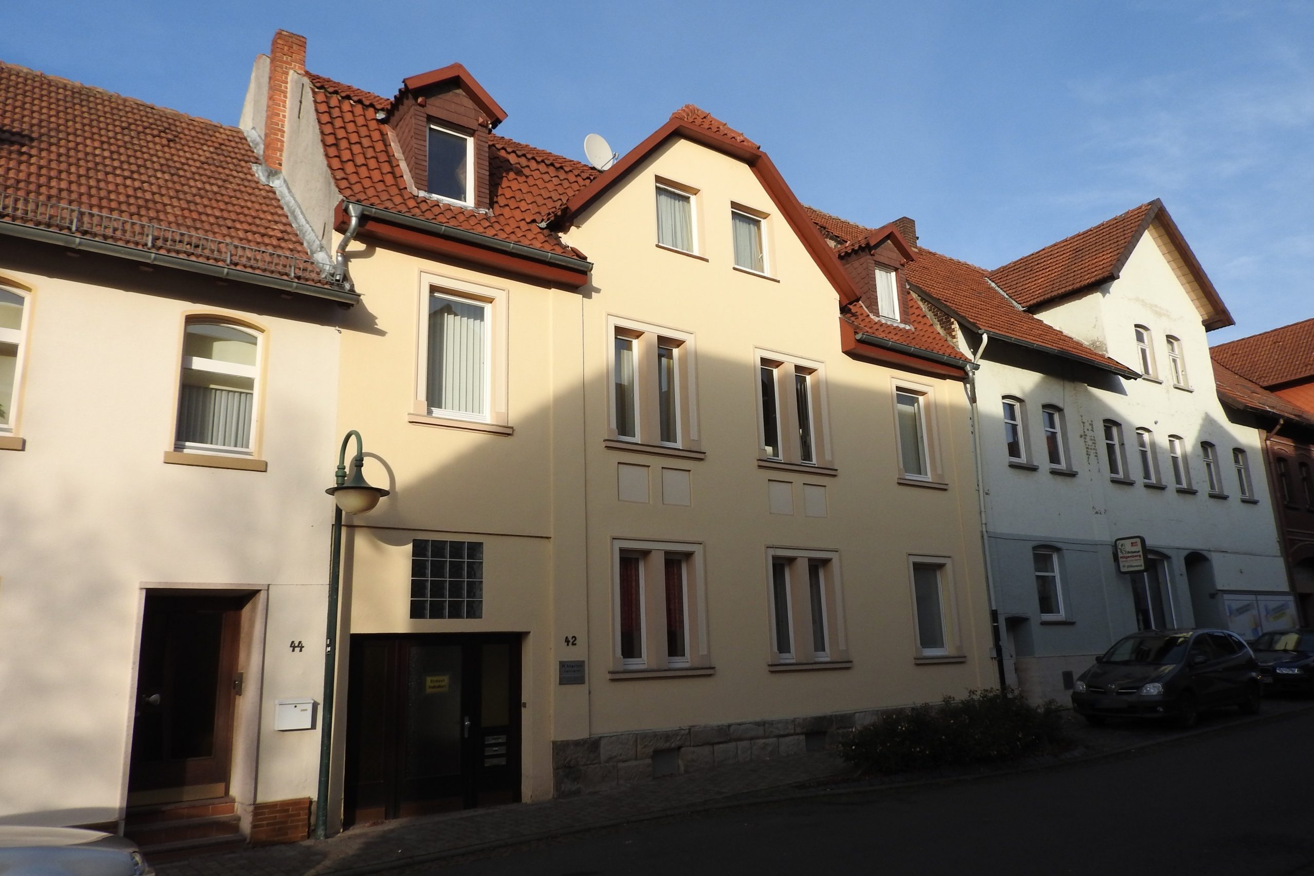 König Immobilien GmbH - Immobilienangebot - Immenhausen - Mehrfamilienhaus - Kapitalanleger aufgepasst! Vielseitig nutzbares Dreifamilienhaus in Immenhausen! KEINE KÄUFERPROVISION