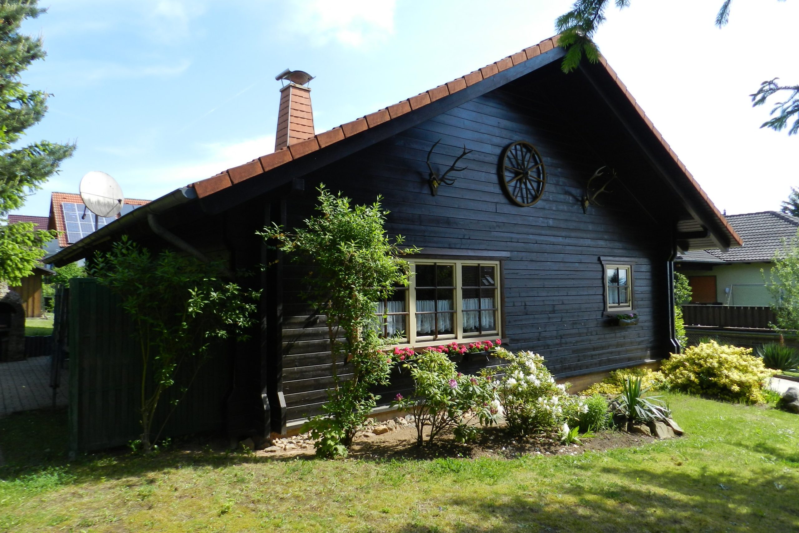 König Immobilien GmbH - Immobilienangebot - Bad Zwesten - Einfamilienhaus - Urgemütliches Holzhaus in ruhiger Wohnlage. Keine Käuferprovision