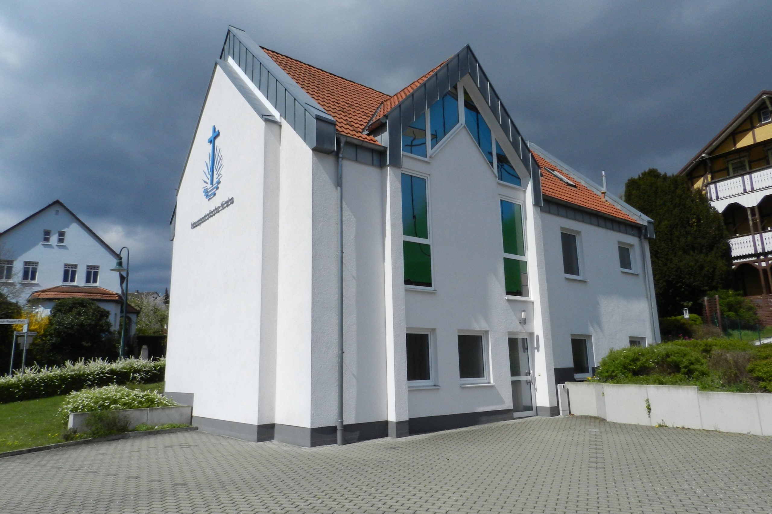 König Immobilien GmbH - Immobilienangebot - Homberg - Häuser - Fast neu: Ehemalige Kirche, verwendbar auch als Wohn- oder Schulungsgebäude! KEINE KÄUFERPROVISION