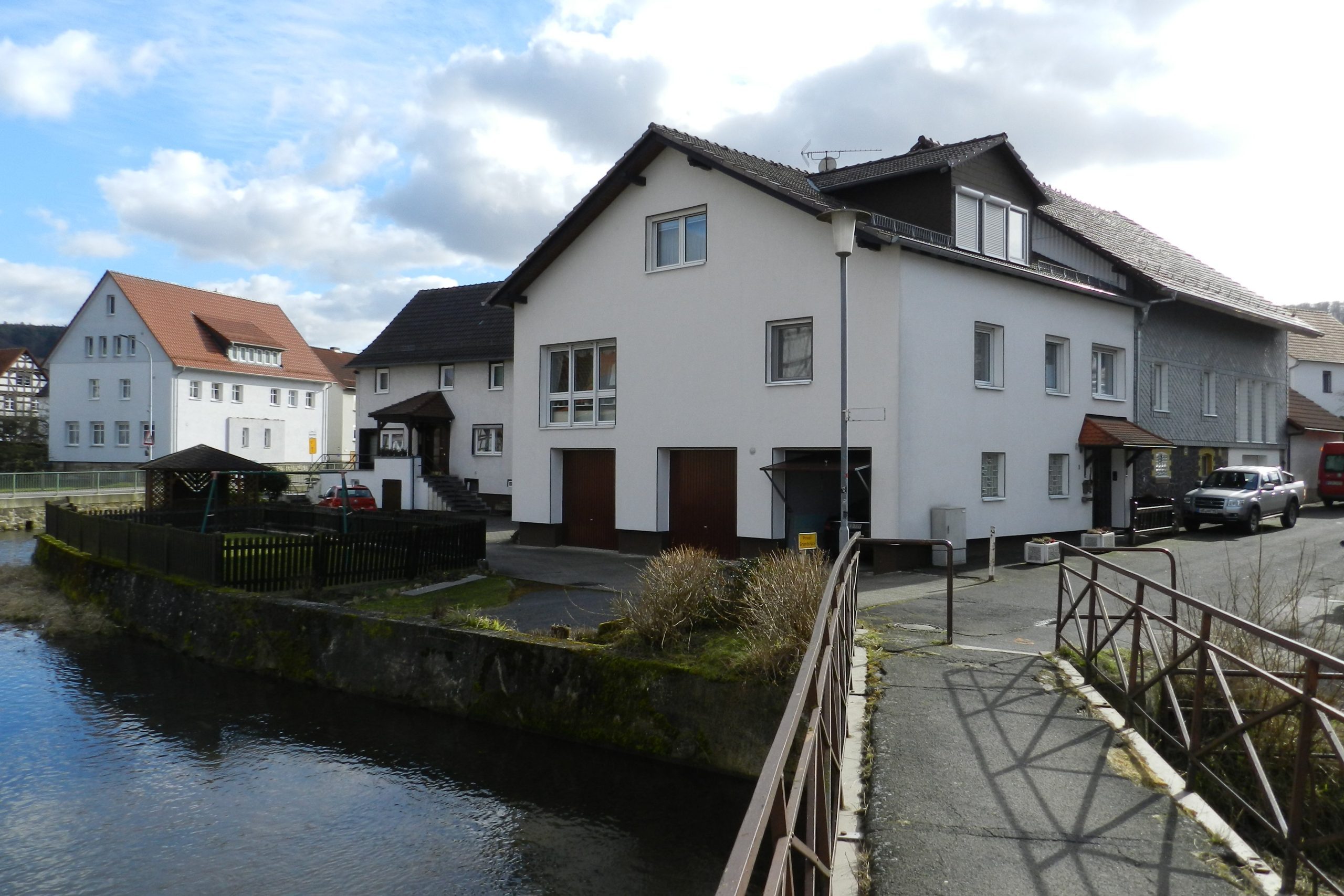König Immobilien GmbH - Immobilienangebot - Knüllwald - Zweifamilienhaus - Ein Haus, das die ganze Familie glücklich macht!