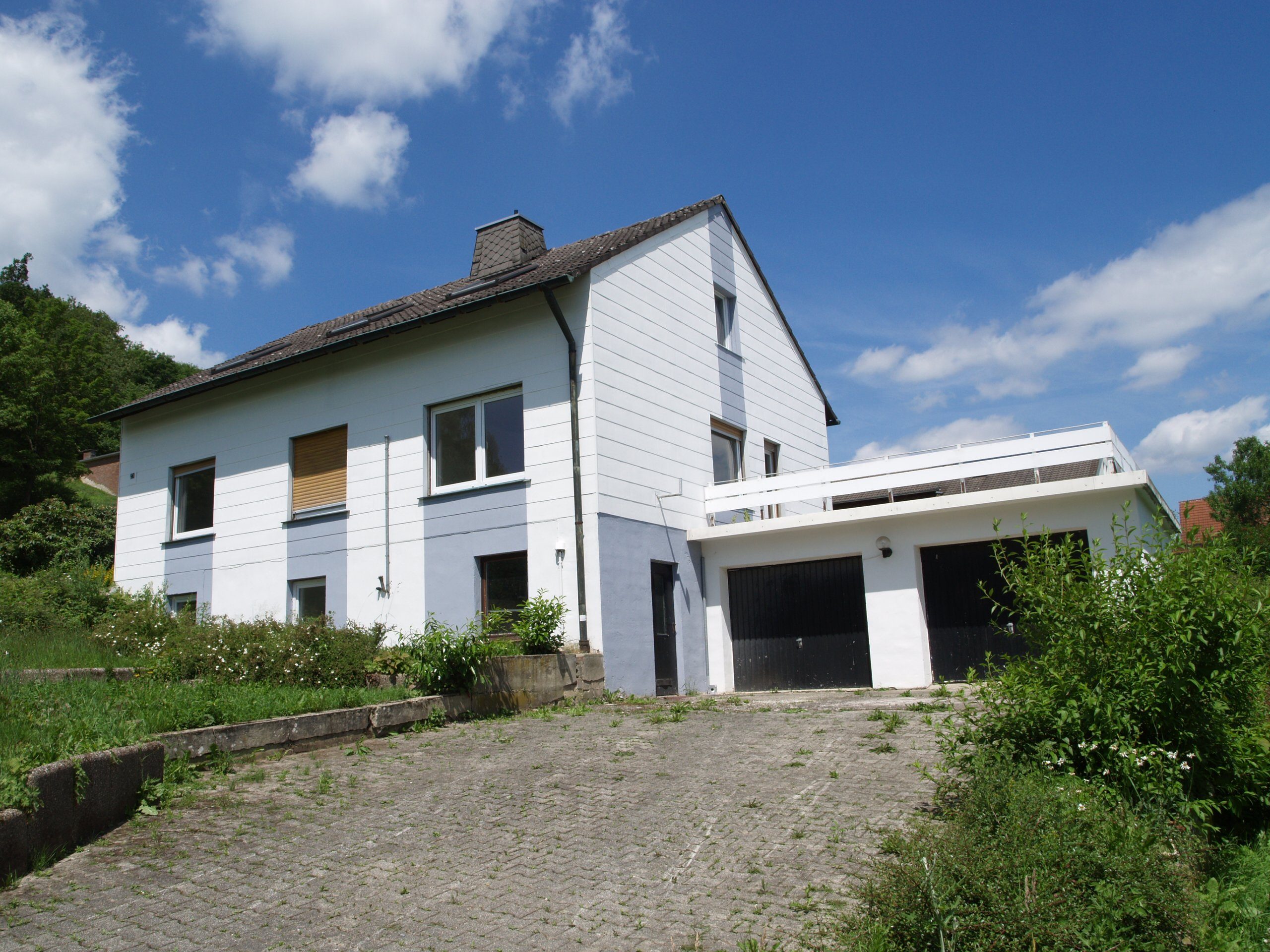 König Immobilien GmbH - Immobilienangebot - Bad Zwesten - Mehrfamilienhaus - Dreifamilienhaus mit großem Garten und Doppelgarage! KEINE KÄUFERPROVISION