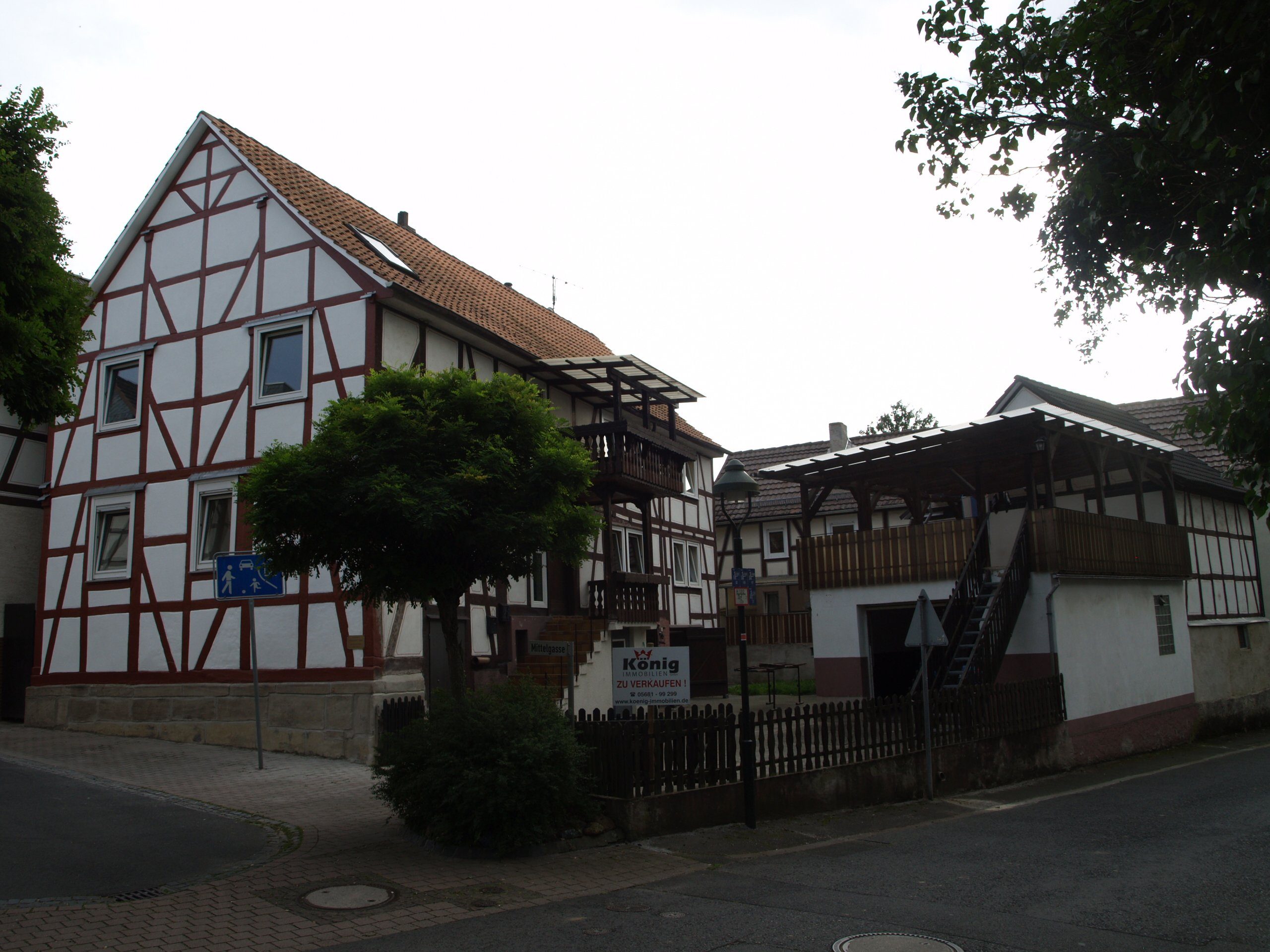 König Immobilien GmbH - Immobilienangebot - Homberg - Zweifamilienhaus - Ob als Kapitalanlage oder zum Eigennutz, dieses Fachwerkhaus hat Potenzial! KEINE KÄUFERPROVISION