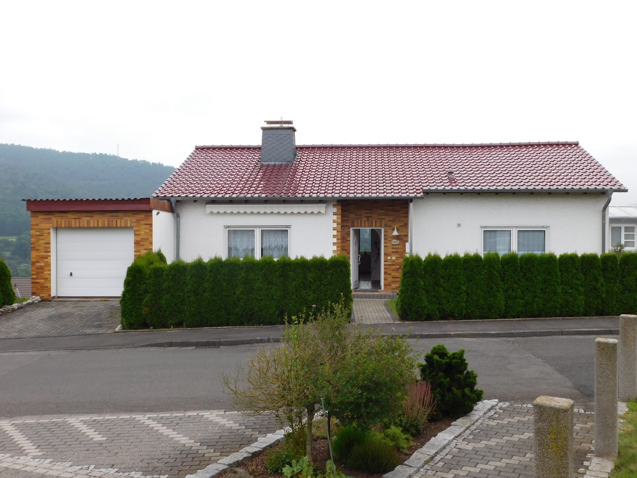 König Immobilien GmbH - Immobilienangebot - Malsfeld - Einfamilienhaus mit Einliegerwohnung - Einziehen und Wohlfühlen! Freistehendes EFH mit ELW mit traumhafter Aussicht! Keine Käuferprovision!