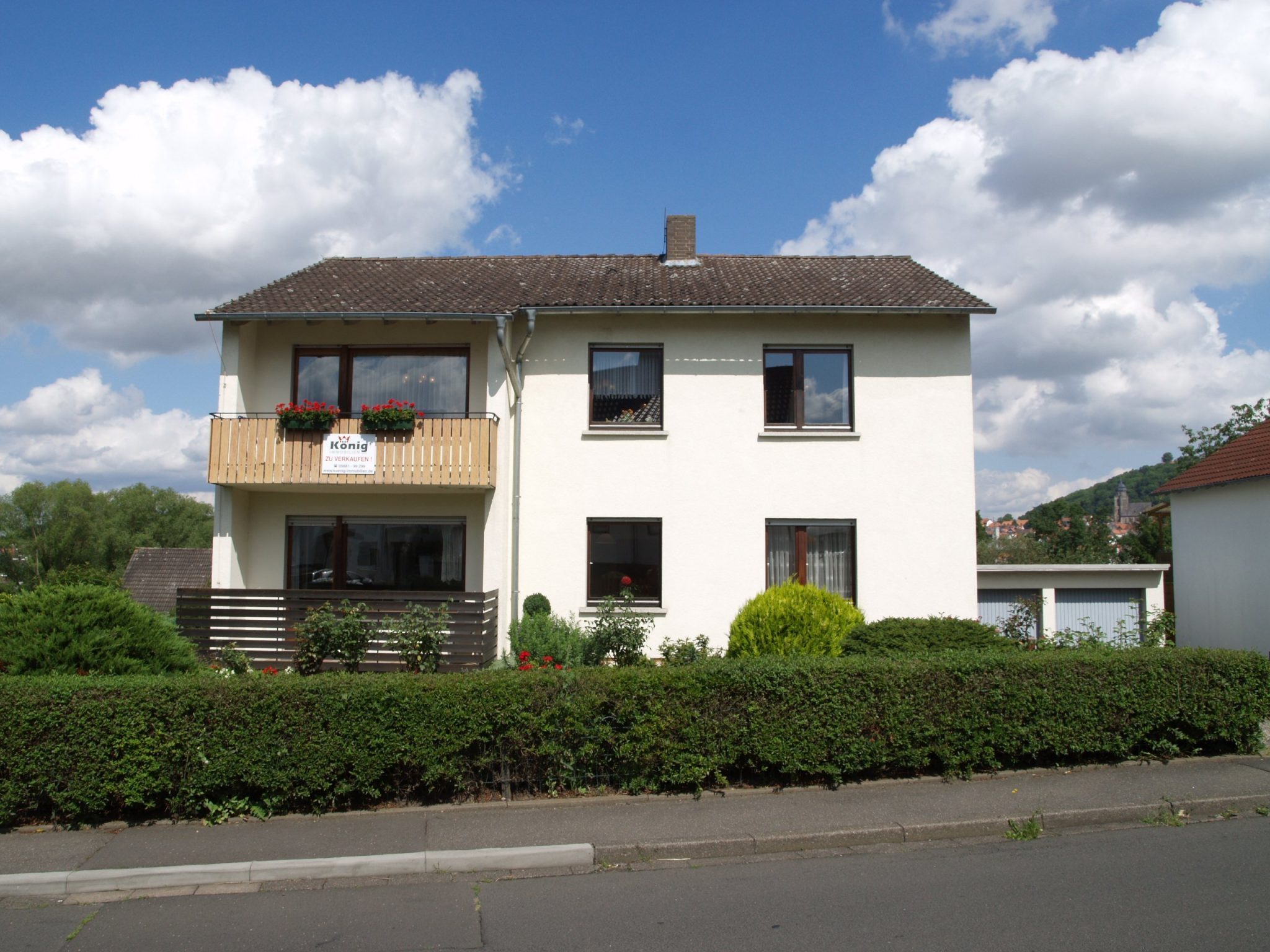 König Immobilien GmbH - Immobilienangebot - Homberg - Zweifamilienhaus - Zweifamilienhaus mit Garten, zwei Garagen und vielem mehr! KEINE KÄUFERPROVISION
