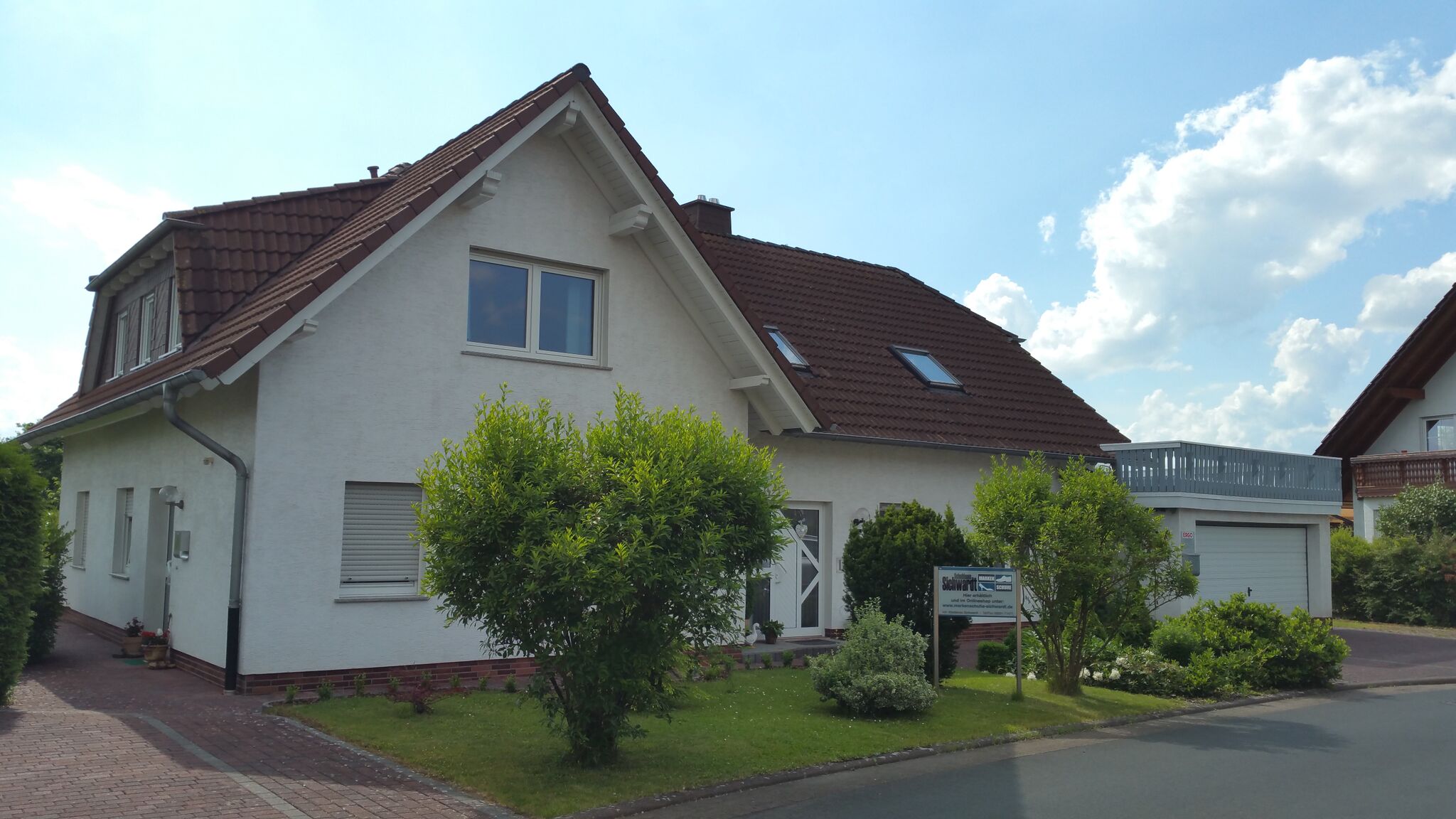 001KurzHausansicht König Immobilien GmbH - Immobilienangebot - Schwalmstadt - Häuser - Exklusive Immobilie mit drei Wohneinheiten, Garten und Sauna! KEINE KÄUFERPROVISION