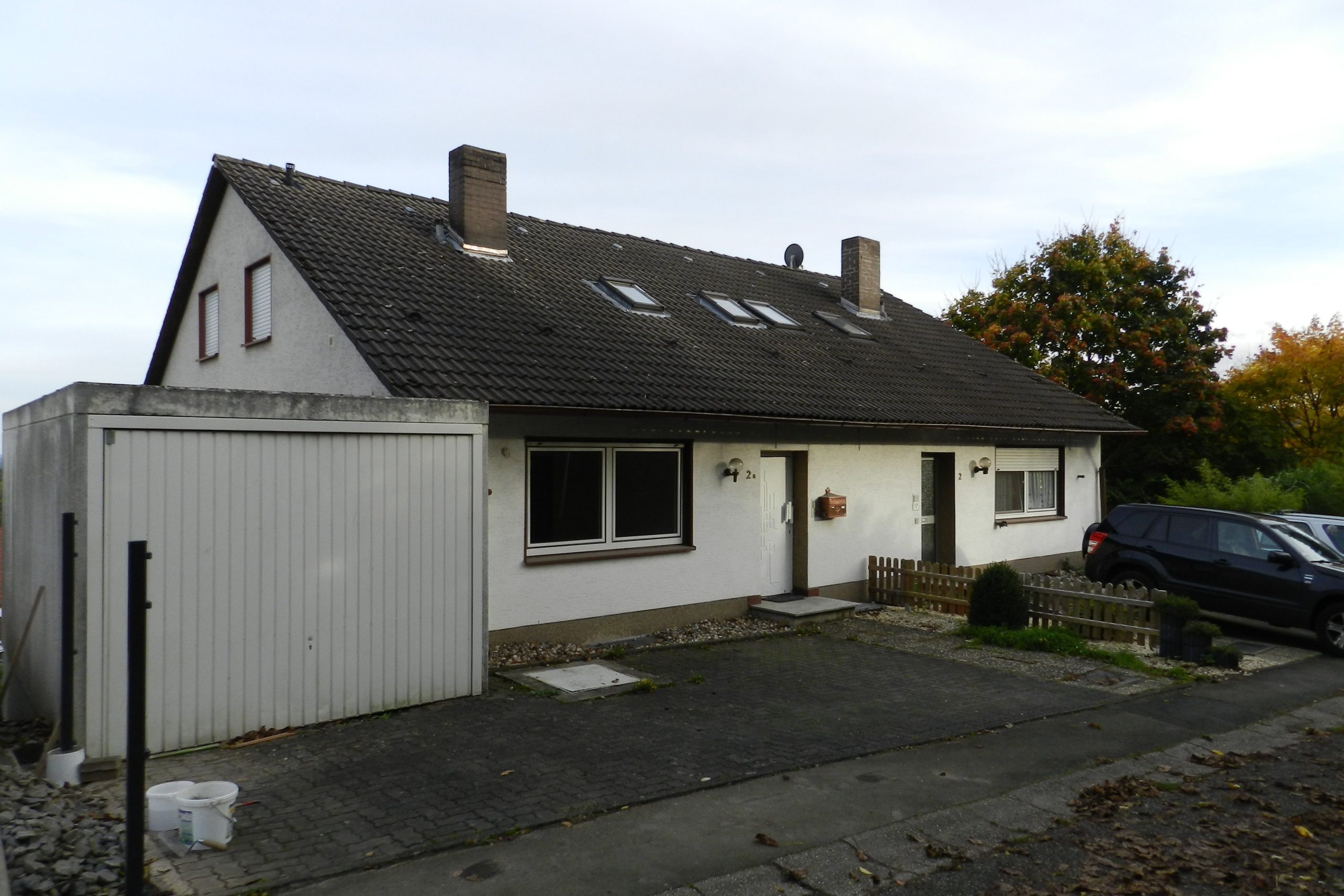 001KurzSeitenansicht König Immobilien GmbH - Immobilienangebot - Oberaula - Mehrfamilienhaus - Doppelhaushälfte mit drei Wohneinheiten, Garten und Garage! KEINE KÄUFERPROVISION
