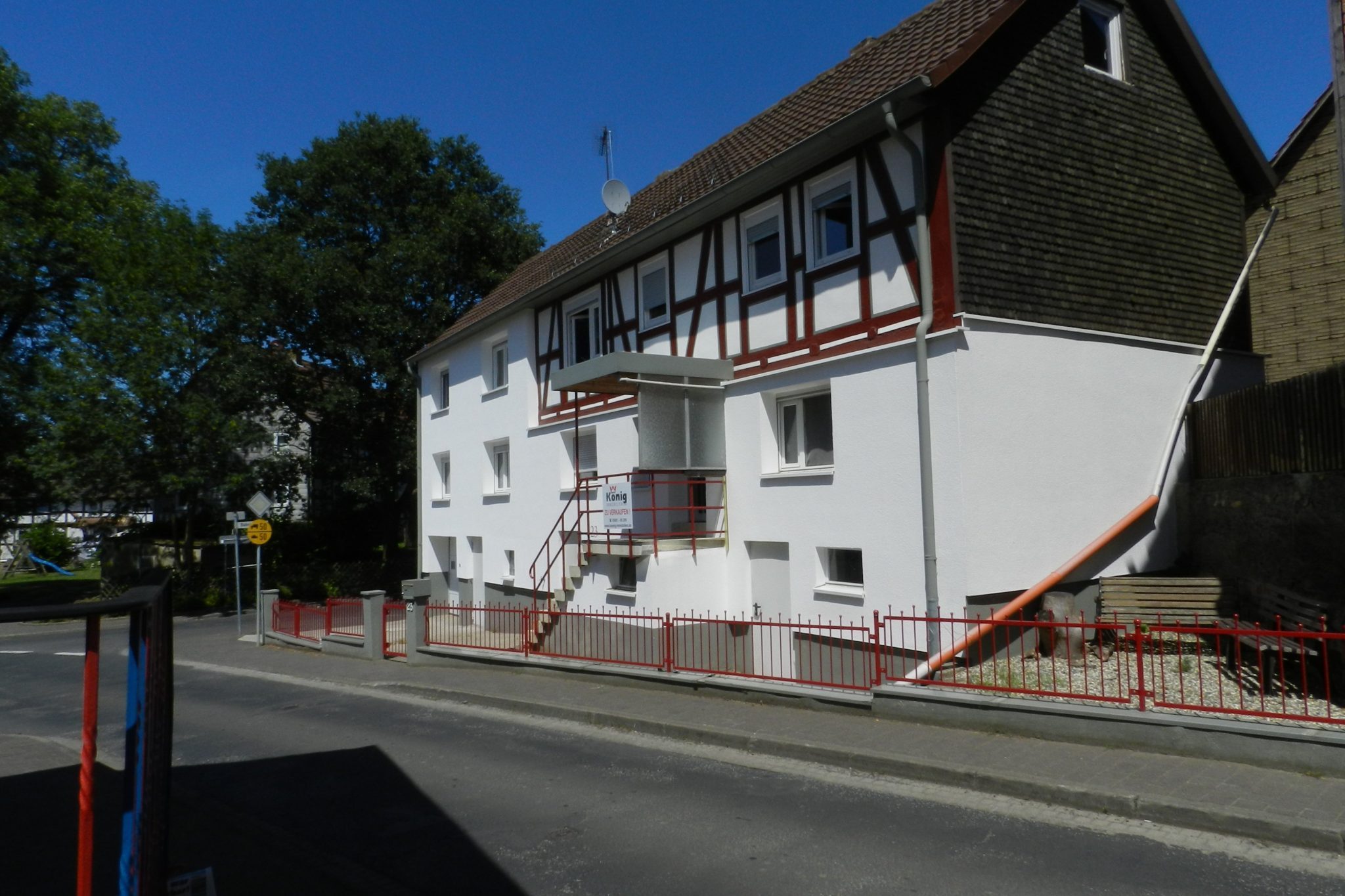 König Immobilien GmbH - Immobilienangebot - Homberg - Einfamilienhaus - Saniertes Einfamilienhaus mit Garage und Balkon! KEINE KÄUFERPROVISION