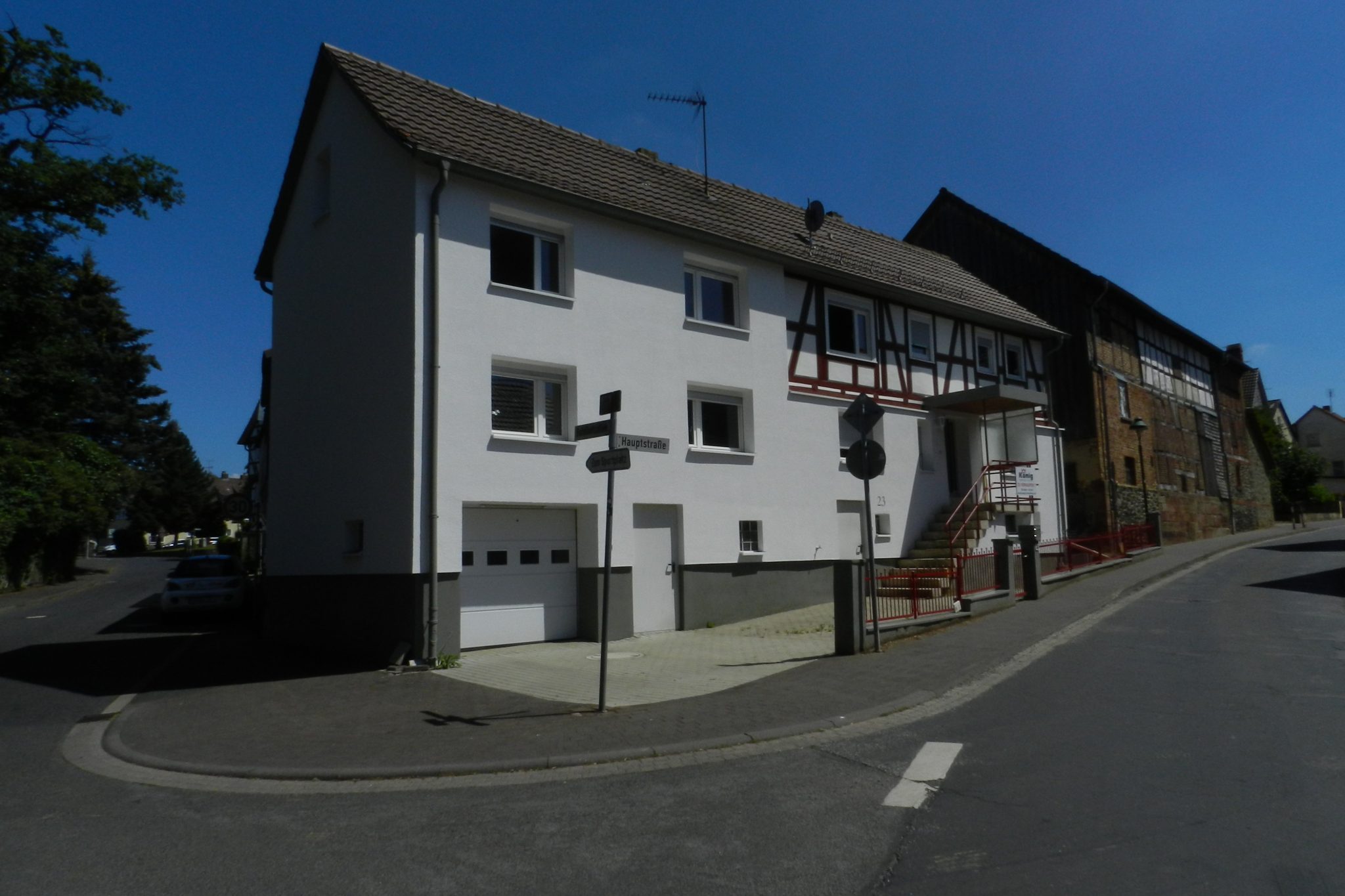 König Immobilien GmbH - Immobilienangebot - Homberg - Einfamilienhaus - Saniertes Einfamilienhaus mit Garage und Balkon! KEINE KÄUFERPROVISION